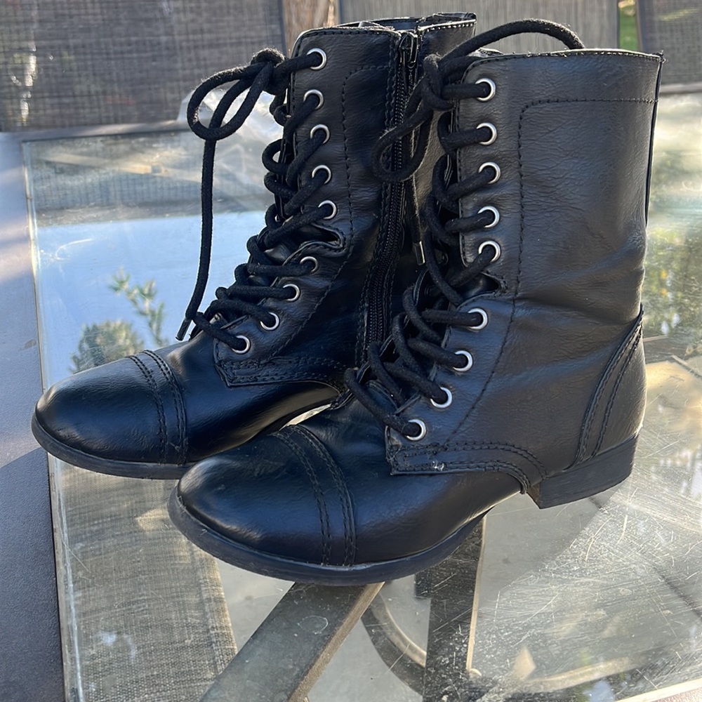BLACK BOOTS (COMBAT STYLE BOOTS)